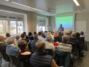 In seinem Element: Landrat und Jurist Dr. Ronny Raith referierte zu Haftung und Absicherung. Foto: Maria Schneider / Landratsamt Regen