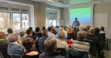 In seinem Element: Landrat und Jurist Dr. Ronny Raith referierte zu Haftung und Absicherung. Foto: Maria Schneider / Landratsamt Regen