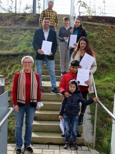 Unser Bild zeigt die neuen deutschen Staatsbürger Khalil Sadaka (2.v.li.), Polina Vasilera Minkova (5.v.li.) und Andrea Raducano mit David und Victor, mit Landrätin Rita Röhrl (li.), Sachbearbeiter Christian Raith (3.v.li.) und der Leiterin der Ausländerbehörde Simone Kasberger (4.v.li.). Foto: Heiko Langer/Landkreis Regen