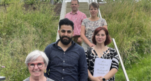 Unser Bild zeigt die eingebürgerten Sofia Graßl und Imad Al Rezk mit Landrätin Rita Röhrl (vorne li.) und Sachgebietsleiterin Simone Kasberger (hinten re.) sowie Sachbearbeiter Christian Raith (hinten li.). Foto: Heiko Langer/Landkreis Regen