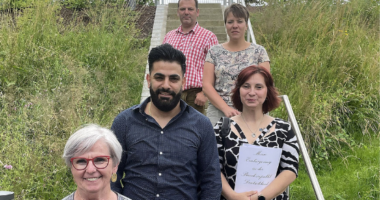 Unser Bild zeigt die eingebürgerten Sofia Graßl und Imad Al Rezk mit Landrätin Rita Röhrl (vorne li.) und Sachgebietsleiterin Simone Kasberger (hinten re.) sowie Sachbearbeiter Christian Raith (hinten li.). Foto: Heiko Langer/Landkreis Regen