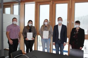 Unser Bild zeigt (v.li.) Sachbearbeiter Christian Raith, Isabela Cristina Aguiar Matos Günthner, Sabine Bogatzki, Jurist Frederik Fauser und Simone Kasberger (Leiterin Ausländeramt Landratsamt Regen). Foto: Langer/Landkreis Regen