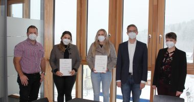 Unser Bild zeigt (v.li.) Sachbearbeiter Christian Raith, Isabela Cristina Aguiar Matos Günthner, Sabine Bogatzki, Jurist Frederik Fauser und Simone Kasberger (Leiterin Ausländeramt Landratsamt Regen). Foto: Langer/Landkreis Regen