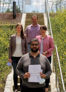 Unser Bild zeigt den eingebürgerten Moulas Dionysios (vorne) mit (v.li.) der Juristin Silvia Moser, Sachbearbeiter Christian Raith und der Sachgebietsleiterin Simone Kasberger. Foto: Reinhard Wölfl/Landkreis Regen