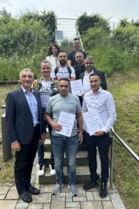 Unser Bild zeigt Landrat Dr. Ronny Raith, mit den Landratsamtsmitarbeitern Yildiz Oragaz und Michael Spielbauer (hinten rechts, stellvertretender Sachgebietsleiter Ausländeramt), sowie den neu Eingebürgerten Mostafa Hussaini (vorne re.), Viacheslav Moskin (2.v.li.), Rahimullah Qeyam, Hasan Hamzat (vorne Mitte), Wael Roumani (2.v.re.), Maher Alalialhumada (3.v.re.). Foto: Heiko Langer/Landkreis Regen