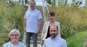 Landrätin Rita Röhrl (li.) bürgerte Antonio Jesus Cornejo Martin (vorne rechts) ein. Es gratulierten auch Sachbearbeiter Christian Raith und Simone Kasberger, die Leiterin des Ausländeramtes. Foto: Heiko Langer/Landkreis Regen