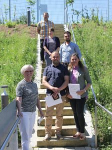 Unser Bild zeigt Landrätin Rita Röhrl (vorne links) mit dem Ehepaar Annamária Keszenheimer und Róbert Eizner (2. Reihe), dahinter Mohammad Hussein (v.re.), Sachgebietsleiterin Simone Kasberger und Sachbearbeiter Christian Raith. Foto: Langer/Landkreis Regen