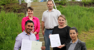 Unser Bild zeigt Noureddin Almesri (li.), dahinter Sachgebietsleiterin Simone Kasberger neben ihr Sachbearbeiter Christian Raith sowie Katharina Winter und Tabita-Rahela Gindac (vorne re.). Foto: Reinhard Wölfl/Landkreis Regen