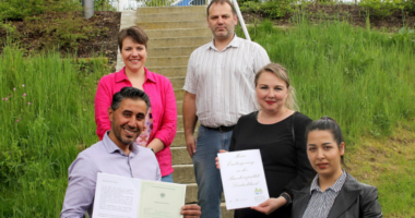 Unser Bild zeigt Noureddin Almesri (li.), dahinter Sachgebietsleiterin Simone Kasberger neben ihr Sachbearbeiter Christian Raith sowie Katharina Winter und Tabita-Rahela Gindac (vorne re.). Foto: Reinhard Wölfl/Landkreis Regen