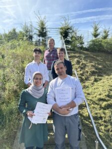 Unser Bild zeigt in der ersten Reihe das Ehepaar Bayan Gol und Ahmad Naddaf, dahinter Rafi Abden (li.) sowie Sachgebietsleiterin Simone Kasberger und Sachbearbeiter Christian Raith. Foto: Heiko Langer / Landkreis Regen