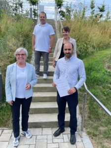 Landrätin Rita Röhrl (li.) bürgerte Antonio Jesus Cornejo Martin (vorne rechts) ein. Es gratulierten auch Sachbearbeiter Christian Raith und Simone Kasberger, die Leiterin des Ausländeramtes. Foto: Heiko Langer/Landkreis Regen