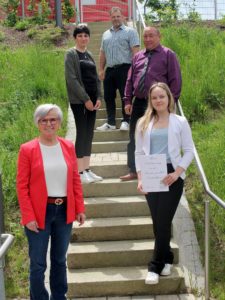 Unser Bild zeigt Landrätin Rita Röhrl (li.) mit den eingebürgerten Rosálie Staněk (re) und Erbatyr Baiseitov mit Ehefrau Elena Baiseitov und dem zuständigen Sachbearbeiter Christian Raith. Foto: Heiko Langer/Landkreis Regen