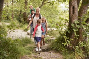 Eltern wandern mit Kinder am Flusswanderweg. Foto: © Adobe Stock/Monkey Business