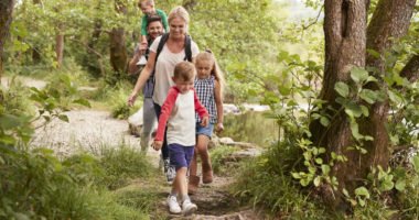 Eltern wandern mit Kinder am Flusswanderweg. Foto: © Adobe Stock/Monkey Business