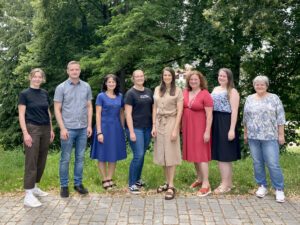 Im Bild (v.li.): Teresa Raith (Nachhaltigkeitskoordination), Alexander Achatz (Steuerungsgruppe Fairtrade Zwiesel), Birgit Heigl-Venus (Sonderpädagogisches Förderzentrum Viechtach), Anna Ruhland (Steuerungsgruppe Fairtrade Viechtach), Katrin Knollmüller (Grundschule Ruhmannsfelden), Rosi Pfeffer (Initiative Sonnenblume Rinchnach), Stephanie Fredl (Denkfabrik Nachhaltigkeit Bodenmais) und Erika Vogl (Denkfabrik Nachhaltigkeit Bodenmais). Foto: Gurdrun Unrecht / Landratsamt Regen