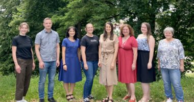 Im Bild (v.li.): Teresa Raith (Nachhaltigkeitskoordination), Alexander Achatz (Steuerungsgruppe Fairtrade Zwiesel), Birgit Heigl-Venus (Sonderpädagogisches Förderzentrum Viechtach), Anna Ruhland (Steuerungsgruppe Fairtrade Viechtach), Katrin Knollmüller (Grundschule Ruhmannsfelden), Rosi Pfeffer (Initiative Sonnenblume Rinchnach), Stephanie Fredl (Denkfabrik Nachhaltigkeit Bodenmais) und Erika Vogl (Denkfabrik Nachhaltigkeit Bodenmais). Foto: Gurdrun Unrecht / Landratsamt Regen