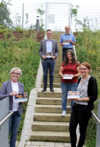 Das Bild zeigt Landrätin Rita Röhrl (vorne links) mit den Koki-Mitarbeiterinnen Barbara Kreuzer (re.) und Anita Kasberger sowie Abteilungsleiter Frederick Fauser und Jugendamtsleiter Martin Hackl (hinten rechts). Foto: Langer/Landkreis Regen