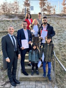 Unser Bild zeigt die neuen deutschen Staatsbürger Nouraldin Mansour (2.v.li.), Jaroslava Lorencz  und Mahmoud Alrhmoun und seine Kinder Zein und Hani mit Landrat Dr. Ronny Raith (li.) und den Landratsamtsmitarbeiterinnen (hintere Reihe v.li.)Yildiz Oragaz und Simone Kasberger. Foto: Heiko Langer / Landratsamt Regen