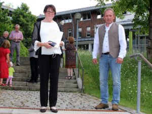 Helga Fischl nahm die Glückwünsche von Bürgermeister Richard Gruber entgegen. Foto: Langer/Landkreis Regen
