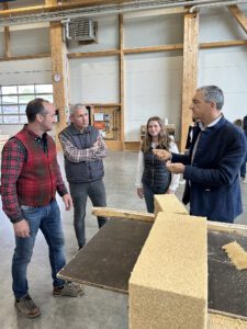 Landrat Dr. Ronny Raith (re.) lässt sich von Stefan Fischl (li.) den Aufbau der Dämmung erklären. Kollnburgs zweiter Bürgermeister Peter Schreiner (2.v.li.) und Annalena Fischl hören zu. Fotos: Heiko Langer / Landratsamt Regen