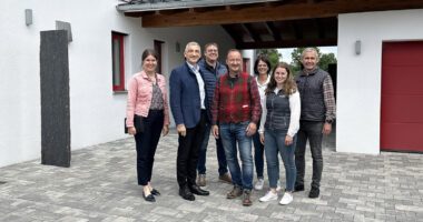 Gruppenbild vorm Musterhaus, v.li. Wirtschaftsförderin Teresa Sitzberger, Landrat Dr. Ronny Raith, Roland Wölfl, Stefan Fischl, Daniela Wirth, Annalena Fischl und Kollnburgs zweiter Bürgermeister Peter Schreiner. Fotos: Heiko Langer / Landratsamt Regen