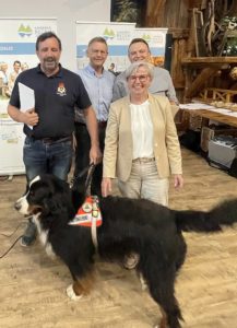 Xaver Ebner (Rettungshundestaffel Zwiesel) hatte seinen Hund Napoleon mitgebracht. Zudem wurde Andreas Schwöd (Fischereiverein Frauenau) von Landrätin Rita Röhrl und 2. Bürgermeister Willi Biermeier beglückwünscht. Foto: Heiko Langer/Landkreis Regen