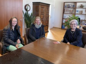 Unser Bild zeigt die Spenderinnen Martha Gierl und Cornelia Bruckner mit Landrätin Rita Röhrl. Foto: Heiko Langer/Landratsamt Regen
