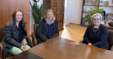 Unser Bild zeigt die Spenderinnen Martha Gierl und Cornelia Bruckner mit Landrätin Rita Röhrl. Foto: Heiko Langer/Landratsamt Regen