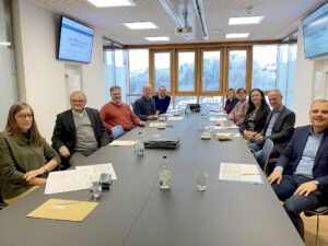 In einem ersten Sondierungsgespräch zur Umsetzung des Ganztagsanspruches für Grundschulkinder diskutierten (v.li.n.re.): die Schulräte Ulrike Ebner und Walter Kloiber, Vorsitzender des Bayerischen Gemeindetages im Landkreis Regen Joli Haller aus Bodenmais, Martin Hackl (Jugendamtsleiter), Dirk Opitz (Jugendhilfeplanungsfachkraft), Rosemarie Artmann (Kindergarten- und Hortaufsicht im Kreisjugendamt), Irmgard Weikl (stellvertretende Jugendamtsleitung), Astrid Heimberger und Dr. Markus Wolfer (Ganztagskoordinatoren für die Grund-, Mittel- und Förderschulen) sowie Stefan Wolf vom staatlichen Schulamt Regen. Foto: Helga Koziot/Landratsamt Regen