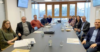 In einem ersten Sondierungsgespräch zur Umsetzung des Ganztagsanspruches für Grundschulkinder diskutierten (v.li.n.re.): die Schulräte Ulrike Ebner und Walter Kloiber, Vorsitzender des Bayerischen Gemeindetages im Landkreis Regen Joli Haller aus Bodenmais, Martin Hackl (Jugendamtsleiter), Dirk Opitz (Jugendhilfeplanungsfachkraft), Rosemarie Artmann (Kindergarten- und Hortaufsicht im Kreisjugendamt), Irmgard Weikl (stellvertretende Jugendamtsleitung), Astrid Heimberger und Dr. Markus Wolfer (Ganztagskoordinatoren für die Grund-, Mittel- und Förderschulen) sowie Stefan Wolf vom staatlichen Schulamt Regen. Foto: Helga Koziot/Landratsamt Regen