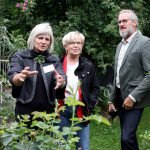 Sabine Wühr (li.) erklärte Landrätin Rita Röhrl und dem Kreisgartenfachberater Klaus Eder ihr Gartenkonzept.