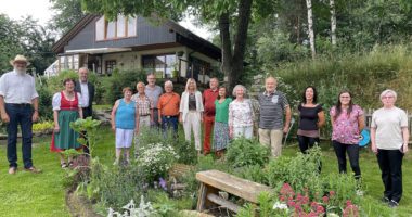 Landrätin Rita Röhrl (re.) und Fachberater Klaus Eder (li.) begrüßten mit Eigentümerin Viola Fuchs (2.v.re.) die Teilnehmer zur Vorbereitung des Tages der offenen Gartentür. Foto: Heiko Langer/Landkreis Regen