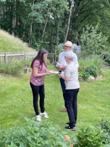 Ein Gästebuch überreichten Landrätin Rita Röhrl und Fachberater Klaus Eder an Viola Fuchs (li.). In allen Gärten wird es ein Gästebuch geben. Foto: Heiko Langer/Landkreis Regen