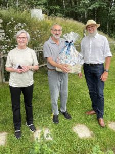  Landrätin Rita Röhrl (re.) und Fachberater Klaus Eder (li.) begrüßten mit Eigentümerin Viola Fuchs (2.v.re.) die Teilnehmer zur Vorbereitung des Tages der offenen Gartentür. Foto: Heiko Langer/Landkreis Regen Garten02 Ein Gästebuch überreichten Landrätin Rita Röhrl und Fachberater Klaus Eder an Viola Fuchs (li.). In allen Gärten wird es ein Gästebuch geben. Foto: Heiko Langer/Landkreis Regen Garten03 Überraschung für den Kassier: Zum 70. Geburtstag bekam Karl Gierl einen Geschenkkorb übereicht. Foto: Heiko Langer/Landkreis Regen