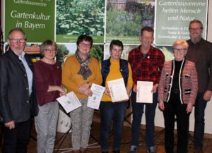 Zweiter Bürgermeister Johann Sturm (li.), Landrätin Rita Röhrl (2.v.re.) und Gartenfachberater Klaus Eder (re.) gratulierten (v.li.) Brigitte Deml, Gisela Schedlbauer, Gisela König und Helmut Stoksa. Foto: Langer/Landkreis Regen