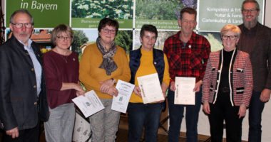 Zweiter Bürgermeister Johann Sturm (li.), Landrätin Rita Röhrl (2.v.re.) und Gartenfachberater Klaus Eder (re.) gratulierten (v.li.) Brigitte Deml, Gisela Schedlbauer, Gisela König und Helmut Stoksa. Foto: Langer/Landkreis Regen