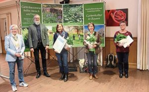 Kreisvorsitzende Rita Röhrl (v.li.) und Kreisgeschäftsführer Klaus Eder ehrten Elisabeth Hof, Maria Aichinger und Monika Kreuzer. Foto: Edith Wühr/Viechtacher Anzeiger