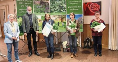 Kreisvorsitzende Rita Röhrl (v.li.) und Kreisgeschäftsführer Klaus Eder ehrten Elisabeth Hof, Maria Aichinger und Monika Kreuzer. Foto: Edith Wühr/Viechtacher Anzeiger