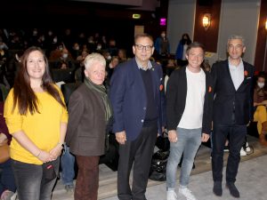 Sie begrüßten die Gäste im Filmtheater Viechtach (v.li.): Kinobetreiberin Melanie Reil, die Kommunale Jugendpflegerin Dr. Edith Aschenbrenner, Bürgermeister Franz Wittmann, Alexander Lange (Jugendgerichtshilfe) und der stellvertretende Landrat Dr. Ronny Raith. Foto: Heiko Langer/Landkreis Regen