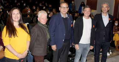 Sie begrüßten die Gäste im Filmtheater Viechtach (v.li.): Kinobetreiberin Melanie Reil, die Kommunale Jugendpflegerin Dr. Edith Aschenbrenner, Bürgermeister Franz Wittmann, Alexander Lange (Jugendgerichtshilfe) und der stellvertretende Landrat Dr. Ronny Raith. Foto: Heiko Langer/Landkreis Regen