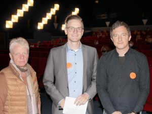 Die Kommunale Jugendpflegerin Dr. Edith Aschenbrenner (v.li.), Abteilungsleiter Frederick Fauser und Alexander Lange (Jugendgerichtshilfe) begrüßten die Gäste im Zwieseler Filmtheater. Foto: Langer/Landkreis Regen