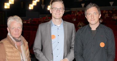 Die Kommunale Jugendpflegerin Dr. Edith Aschenbrenner (v.li.), Abteilungsleiter Frederick Fauser und Alexander Lange (Jugendgerichtshilfe) begrüßten die Gäste im Zwieseler Filmtheater. Foto: Langer/Landkreis Regen