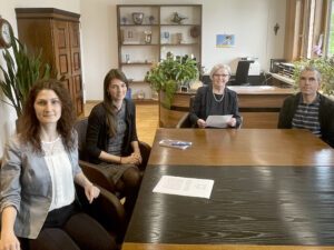 Zusammen mit Dr. Carolin Müller (li.) und dem Sozialpädagogen Matthias Wagner (re.) stellte sich Melanie Feldmann (2.v.li) bei Landrätin Rita Röhrl vor. Foto: Heiko Langer/Landratsamt Regen