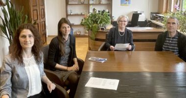 Zusammen mit Dr. Carolin Müller (li.) und dem Sozialpädagogen Matthias Wagner (re.) stellte sich Melanie Feldmann (2.v.li) bei Landrätin Rita Röhrl vor. Foto: Heiko Langer/Landratsamt Regen