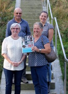 Landrätin Rita Röhrl (lil.) gratulierte Maria Kuffner aus Prackenbach (1. Reihe re.; 1. Platz), Wilhelm Gegenfurtner aus Viechtach (2. Platz) und Stefanie Preuß aus Arnbruck (3. Platz). Foto: Antonia Neuberger/Landkreis Regen