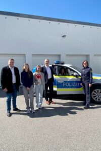 Ein Polizeifahrzeug ist weit mehr als nur ein Transportmittel. Den Teilnehmerinnen wurde die Ausstattung und Technik näher erläutert, im Bild, v.li.: Leiter der Kreisentwicklung Tobias Wittenzellner, Landrat Dr. Ronny Raith, und Doris Schmid (im Bild rechts), die Leiterin der Polizeiinspektion Regen gemeinsam mit den Teilnehmerinnen des Girls‘ Day. Foto: Teresa Sitzberger / Landratsamt Regen