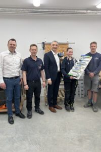 Hanna Pirtzl (14) aus Hohenwarth durfte in der Firma Weps einen Schaltschrank zusammenbauen. Foto: Teresa Sitzberger / Landratsamt Regen