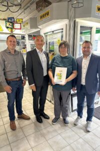 Unser Bild zeigt die Urkundenüberreichung mit, v.li. Tobias Wittenzellner (Kreisentwicklung), Landrat Dr. Ronny Raith, Sigrid Poczewski und Bürgermeister Karl-Heinz Eppinger. Foto: Heiko Langer / Landratsamt Regen