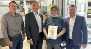 Unser Bild zeigt die Urkundenüberreichung mit, v.li. Tobias Wittenzellner (Kreisentwicklung), Landrat Dr. Ronny Raith, Sigrid Poczewski und Bürgermeister Karl-Heinz Eppinger. Foto: Heiko Langer / Landratsamt Regen