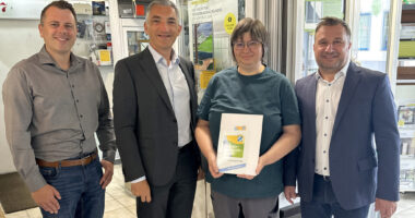 Unser Bild zeigt die Urkundenüberreichung mit, v.li. Tobias Wittenzellner (Kreisentwicklung), Landrat Dr. Ronny Raith, Sigrid Poczewski und Bürgermeister Karl-Heinz Eppinger. Foto: Heiko Langer / Landratsamt Regen